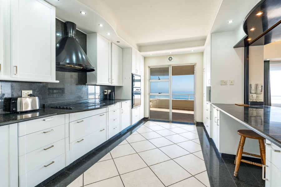 To Let 4 Bedroom Property for Rent in Sea Point Western Cape